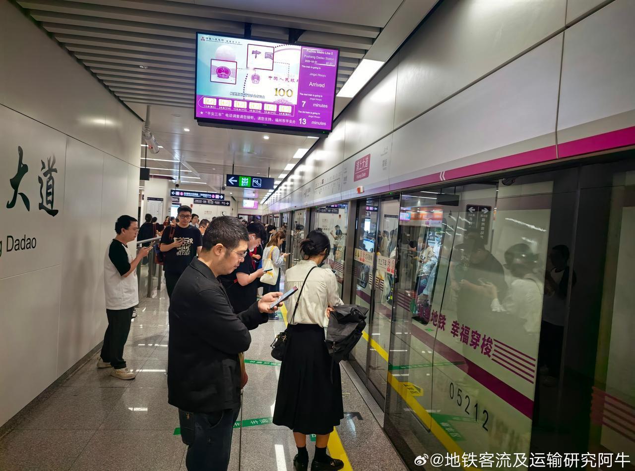 07:57，5号线浦上大道站往荆溪方向候车客流（图1）。
08:01，凤岗里~金