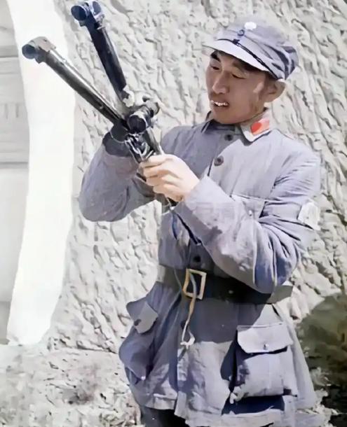 新中国成立后，中央有一条铁律：任何人进入毛主席住所，一律不准携带武器。然而，有一