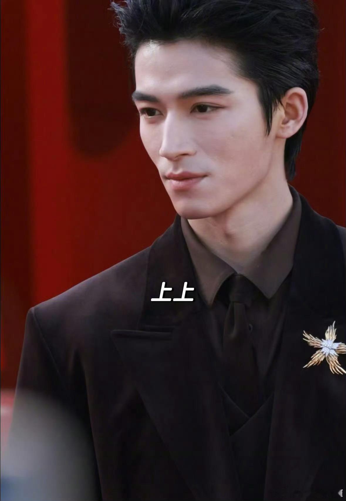 小孩哥的骨相长得太快了，也就不到2年的时间，脸上一点稚气都没了 