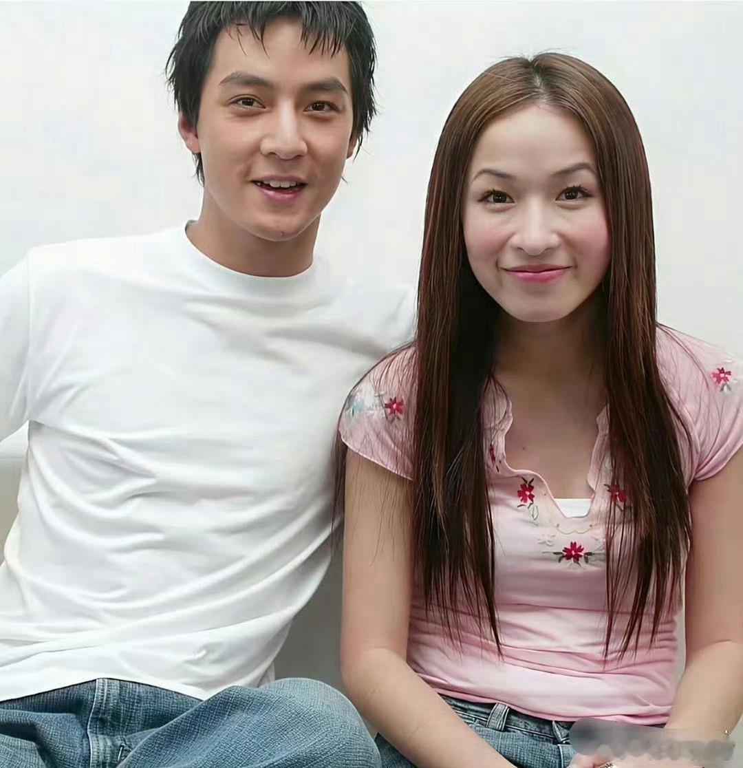 这个时候的萧亚轩还没割双眼皮，这个眼妆是造型师用了三个小时化出来的。 