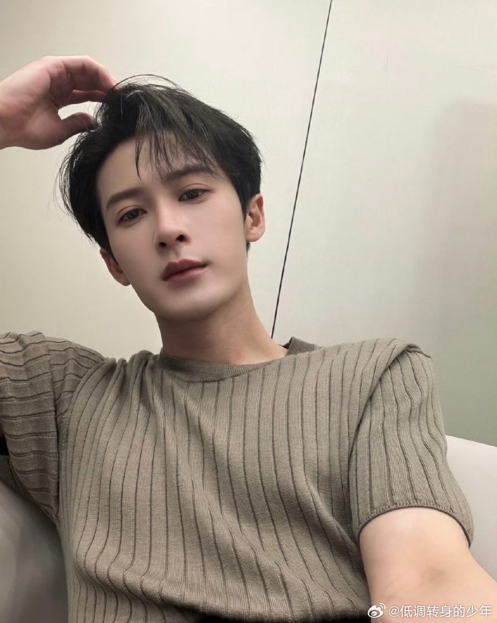 檀健次薯更新昨晚的舞台后台花絮还有自拍🤳，演员歌手两不误！帅帅的很安心❤️檀健