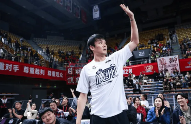 广州男篮致敬丁彦雨航：幸运能在你的球衣史上留下龙狮印记