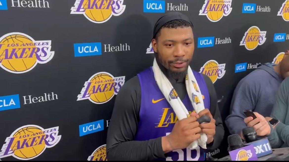 斯玛特谈到首轮的对手火箭：“他们一定会全力冲击，想压制、打垮我们。如果我们退让，