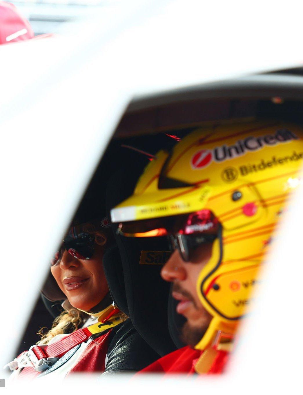 汉密尔顿带着碧昂丝进行Hot lap体验