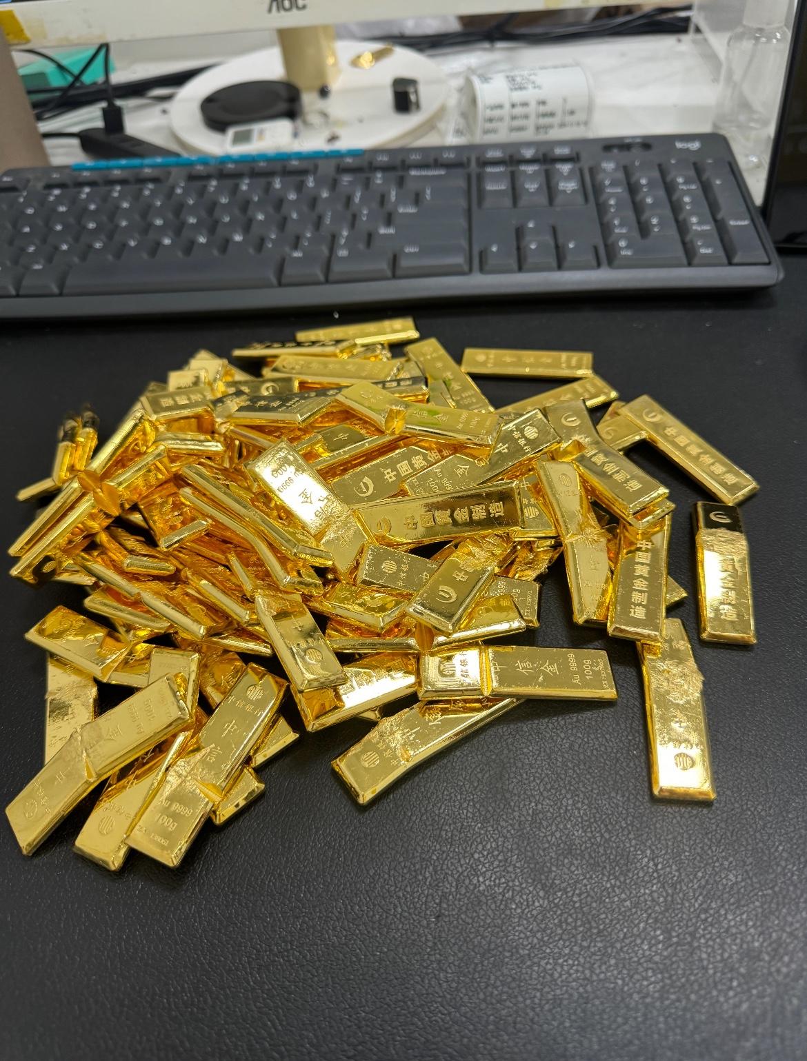 我舅收了20年黄金，就跟我说过一句掏心窝的话：“越是有人喊‘天要塌了’，你越得坐