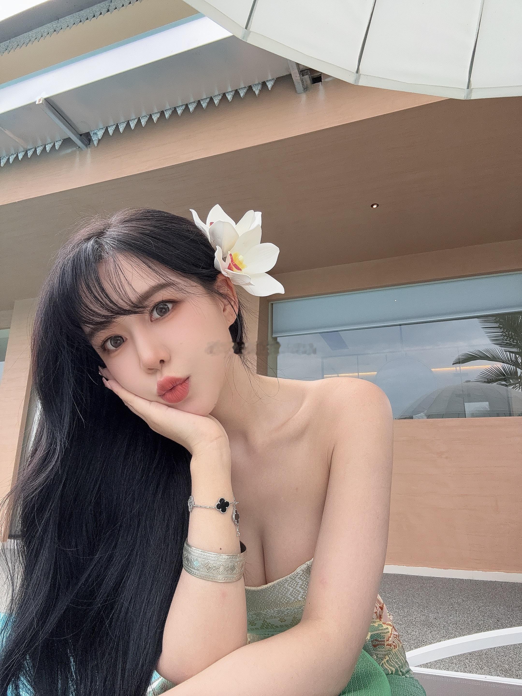 在西双版纳雨林￼三色云河度假好惬意😌半山秘境， 周围大树蕉叶等绿植环绕坐拥雨林