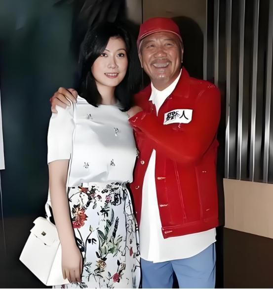 1996年，39岁的香港影帝万梓良在新加坡酒店大堂，对一位眼睛笑成月牙的空姐一见