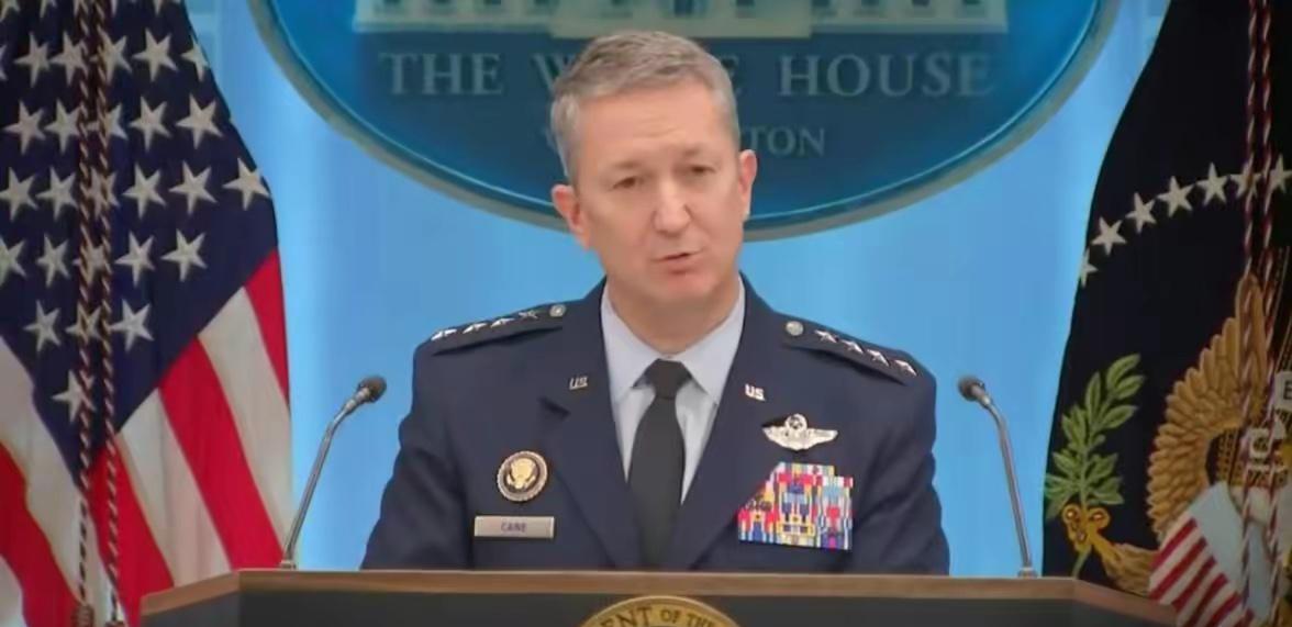 美军参谋长联席会议主席丹·凯恩上将说：“现在的情况就是每个家里拥有小型枪支或步枪