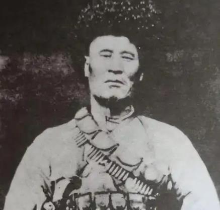 1949年12月，解放军在追击马家军残匪时，司号兵杨忠孝打死了一个穿着与众不同的