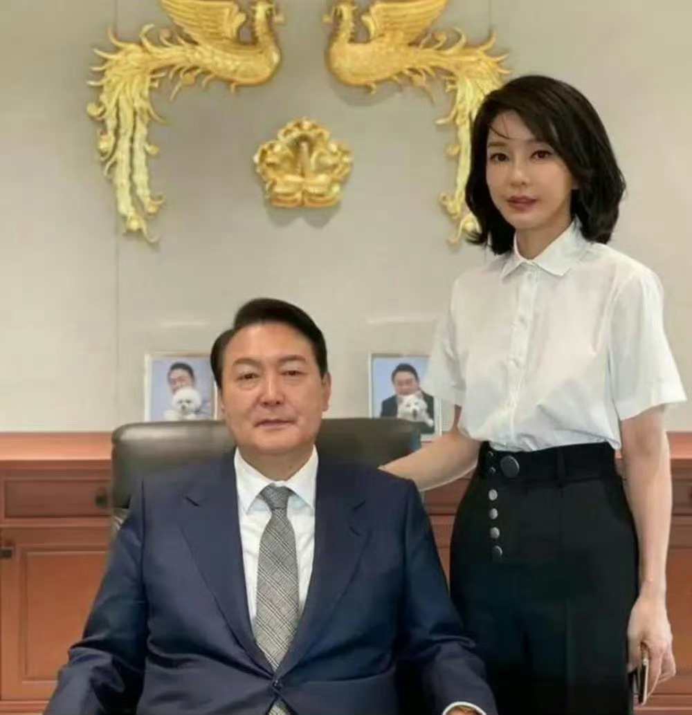尹锡悦现在各种拒绝   墙倒众人推，破鼓万人捶，尹卡卡这是要硬刚到底么？怕是要“