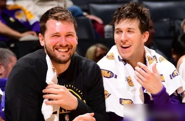 湖人废了俩核心，都以为要被火箭横扫。结果呢？雷迪克反手掏出俩“疯子”，2：0把杜