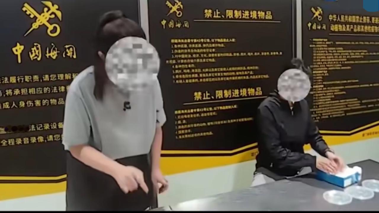 真服了！厦门一海关，四名入境女子情绪不对劲，她们行色匆匆，看起来很慌张，工作人员