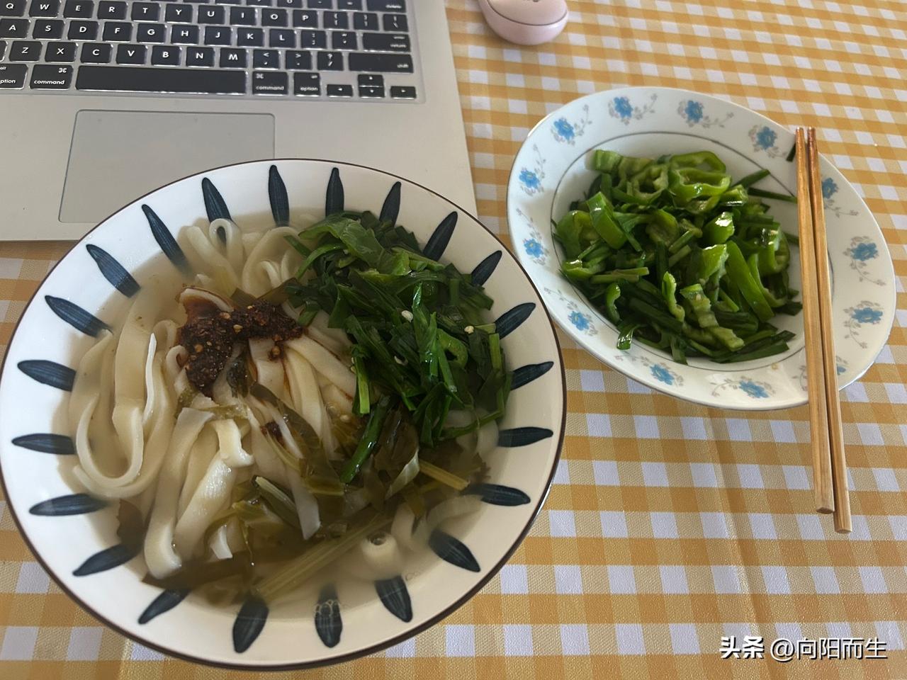 炎炎夏日，没有胃口，就想吃老家的浆水面。

记忆中我妈做的浆水面最好吃。

面条