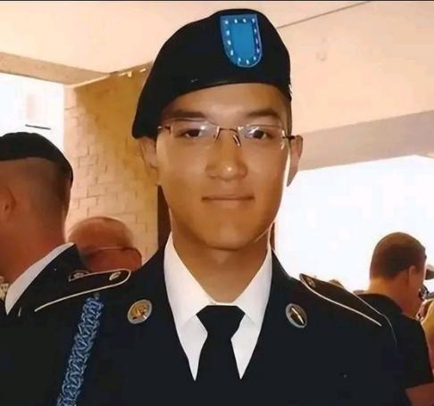 2011年，19岁的美国华裔青年不顾家人反对，坚持加入美军，却因为洗澡时忘关热水