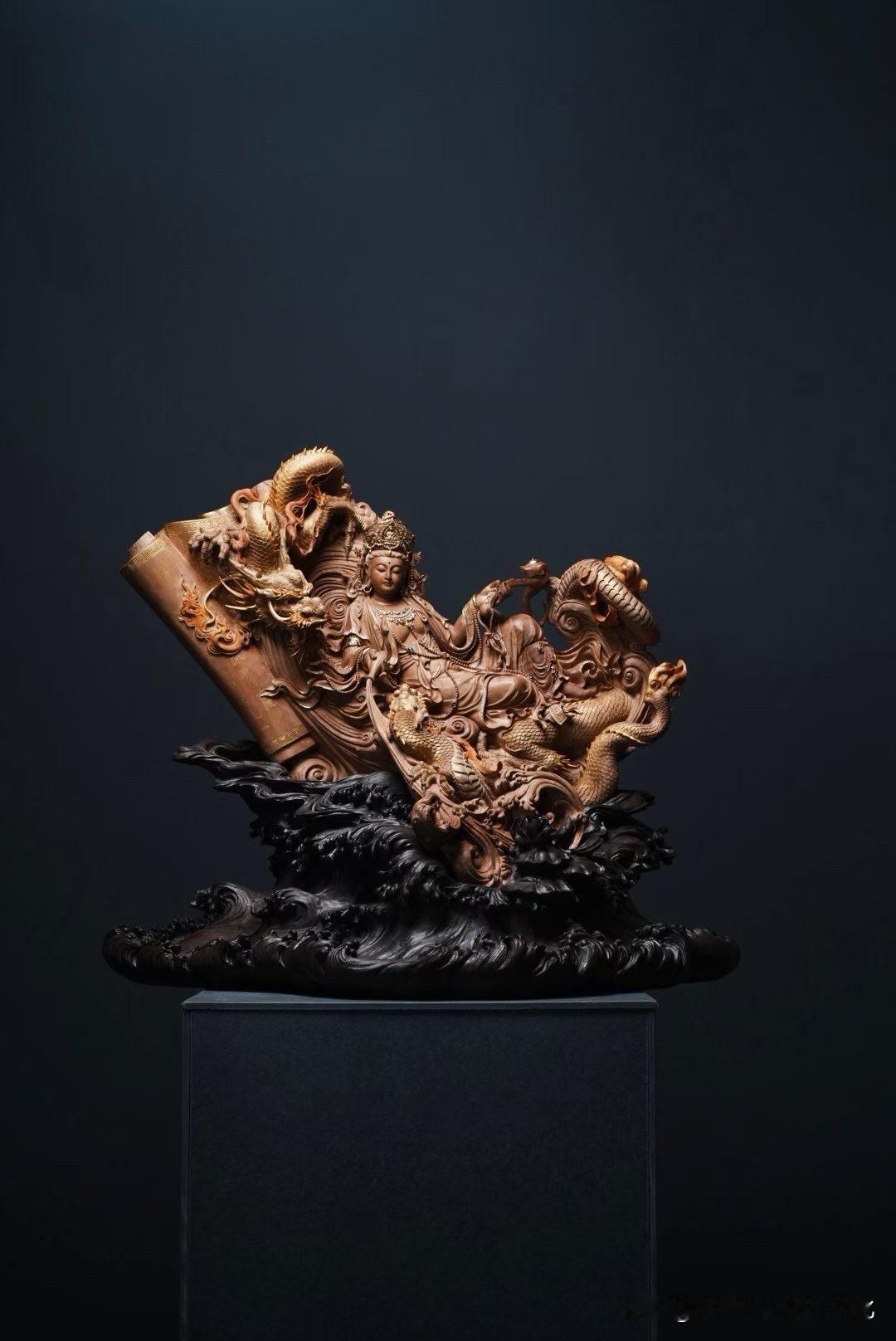檀香的温润，遇见观音的自在。

半卧于天然卷书之上，眉目舒展，神态从容；左右祥龙
