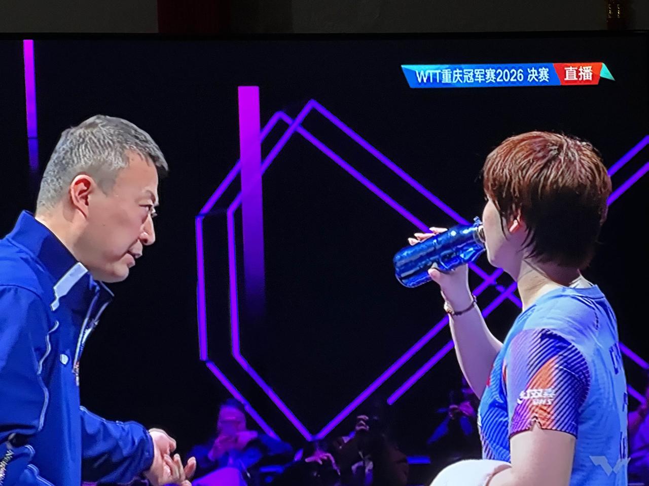 2026年WTT重庆冠军赛决赛中，蒯曼的场外教练由邱贻可换成了主教练马琳，温瑞博