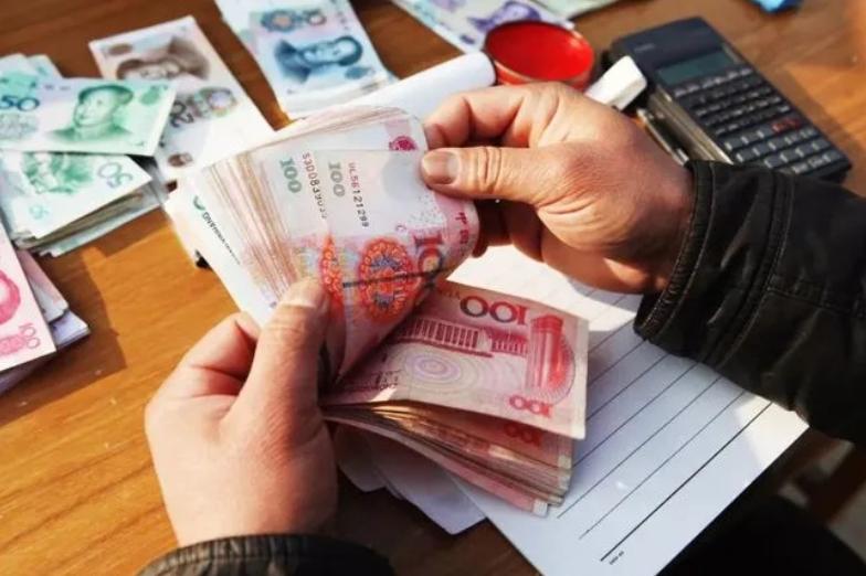 这个月理财亏了好几万块钱，突然看到“一万元到底可以花多久？”这个热搜，就点了进去