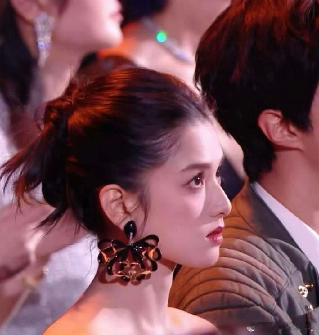 张婧仪[超话]   怎么会有人出席一次活动诞生一张神图张婧仪｜