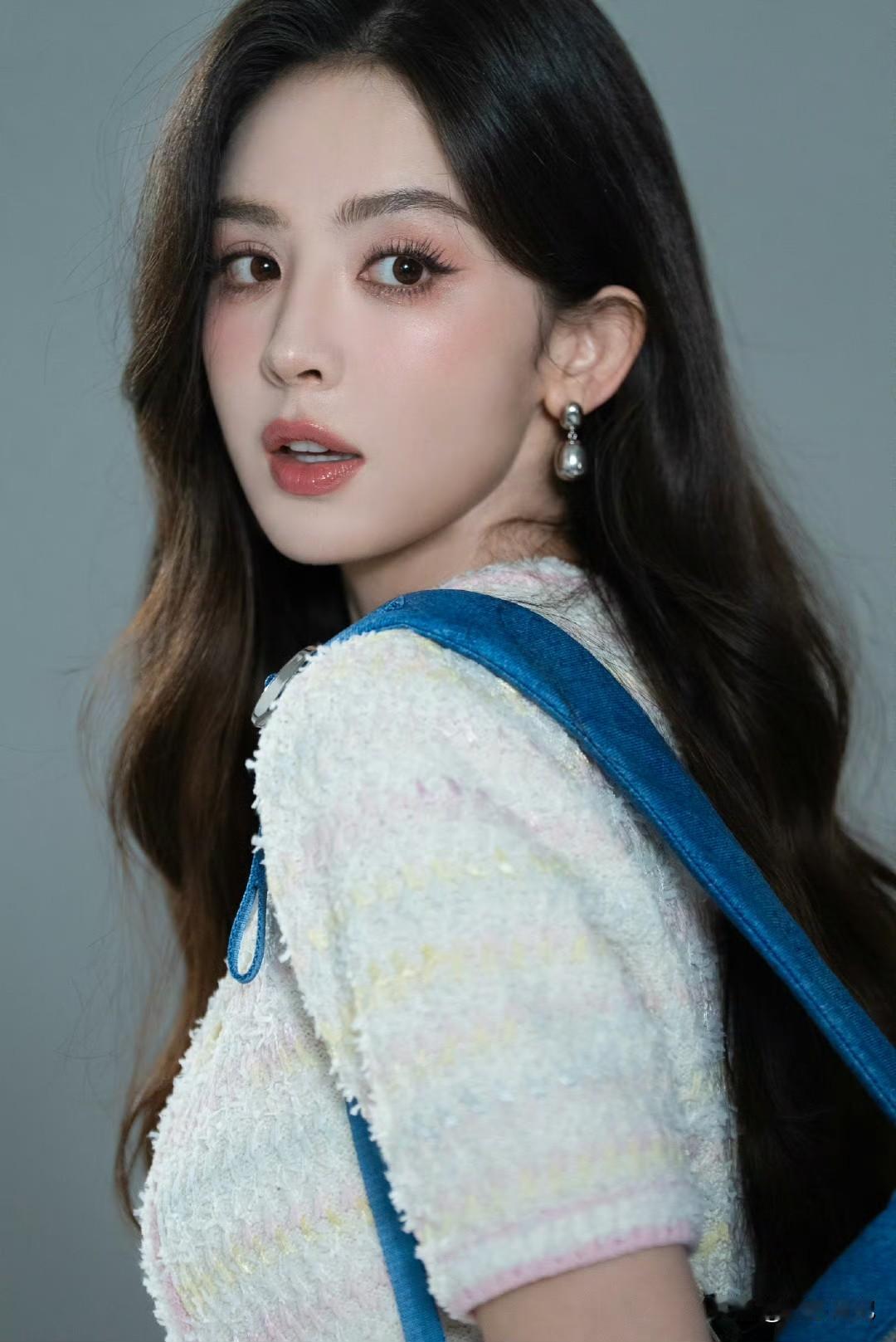 一起旅行，不查攻略，不问路，走到哪儿算哪儿。看天从红变蓝，看星星一粒一粒被擦亮，