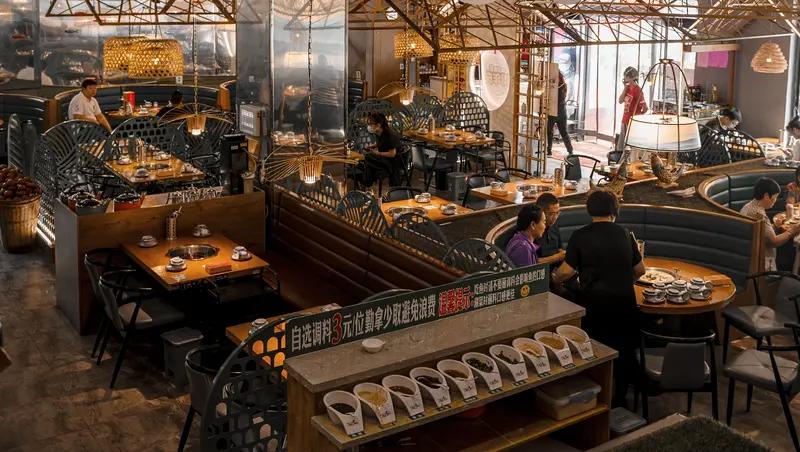 诈骗团伙在浙江杭州开设火锅店，专门针对老年人群体，提供免费牛肉火锅，以此吸引大量