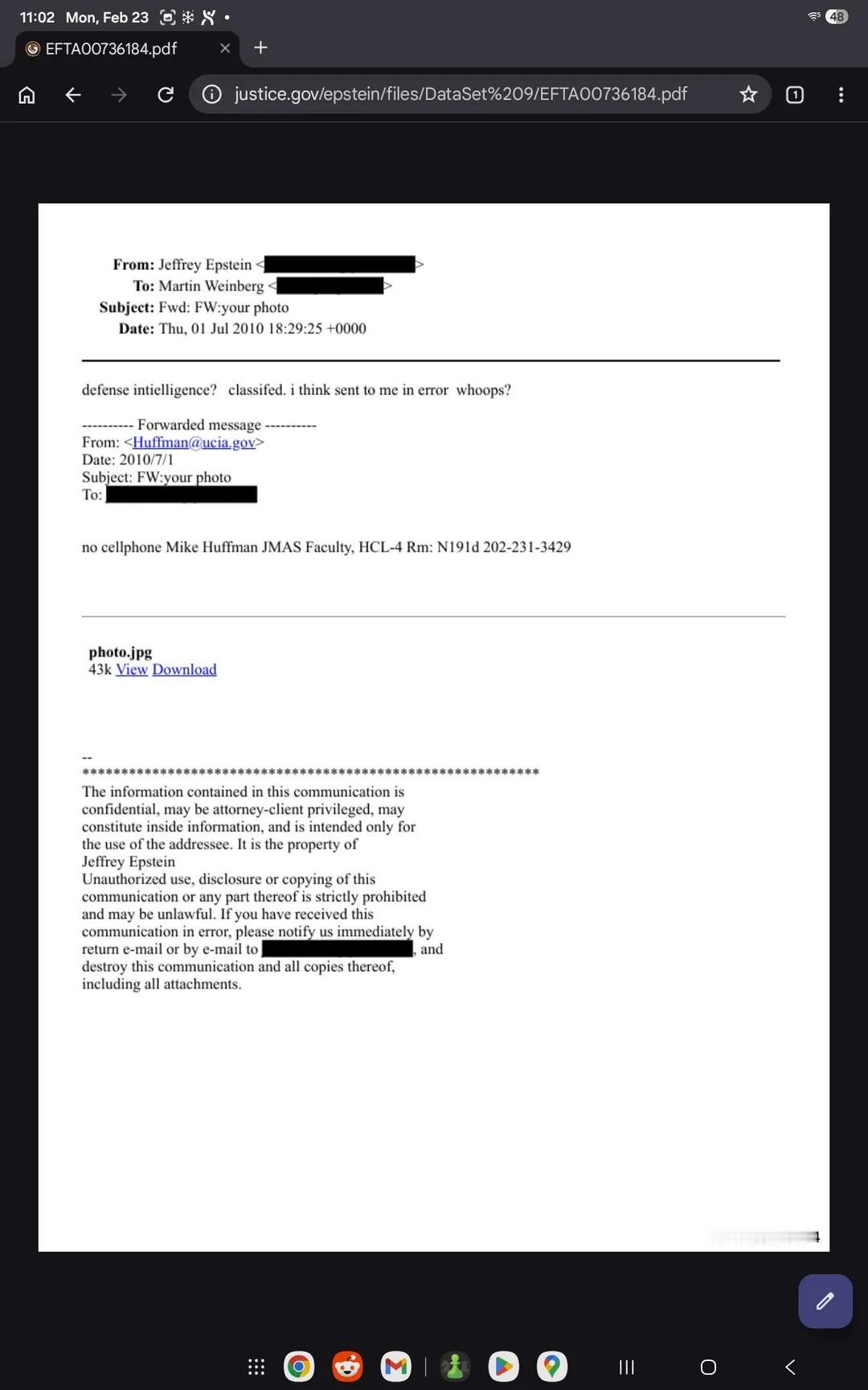 2010年7月1日，这名来自中情局的男子误将一张机密照片发送给爱泼斯坦，并留下了