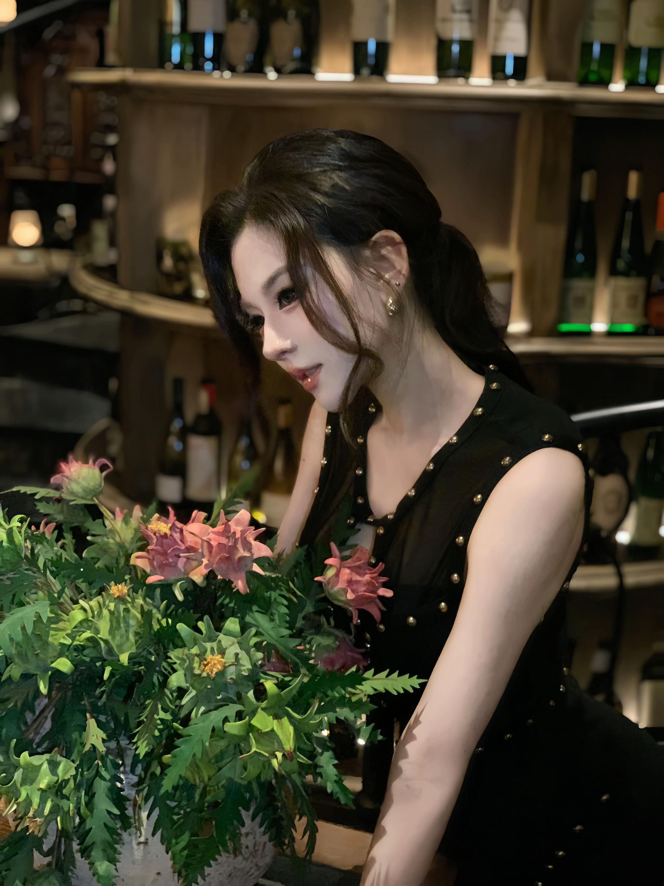 那个散发木质香调的女人。