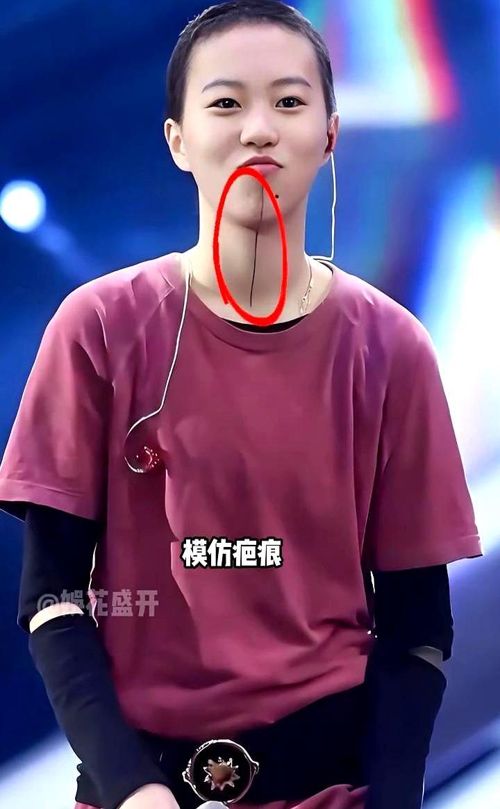 瞒不住了，窦靖童下巴那条线根本没消失，真相让所有人沉默。
 
那不是彩绘，是纹身