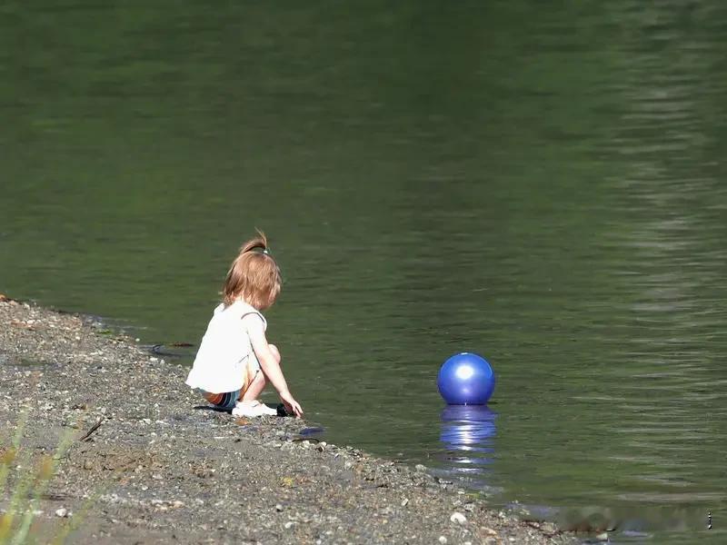 孩子迎接爸爸回家被辱骂推搡 刷到那个孩子迎接爸爸回家，却被辱骂推搡的视频，心里真