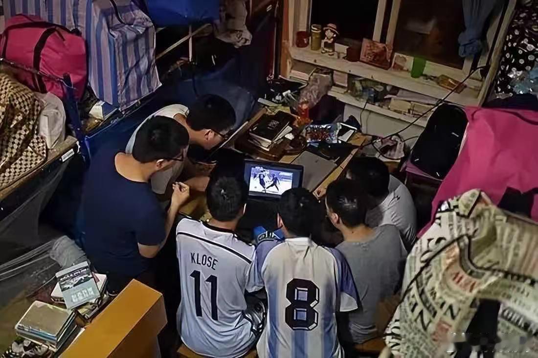 谁的青春里没有一场世界杯 多年过去，喜欢的球员换了一批又一批，但守着屏幕看世界杯
