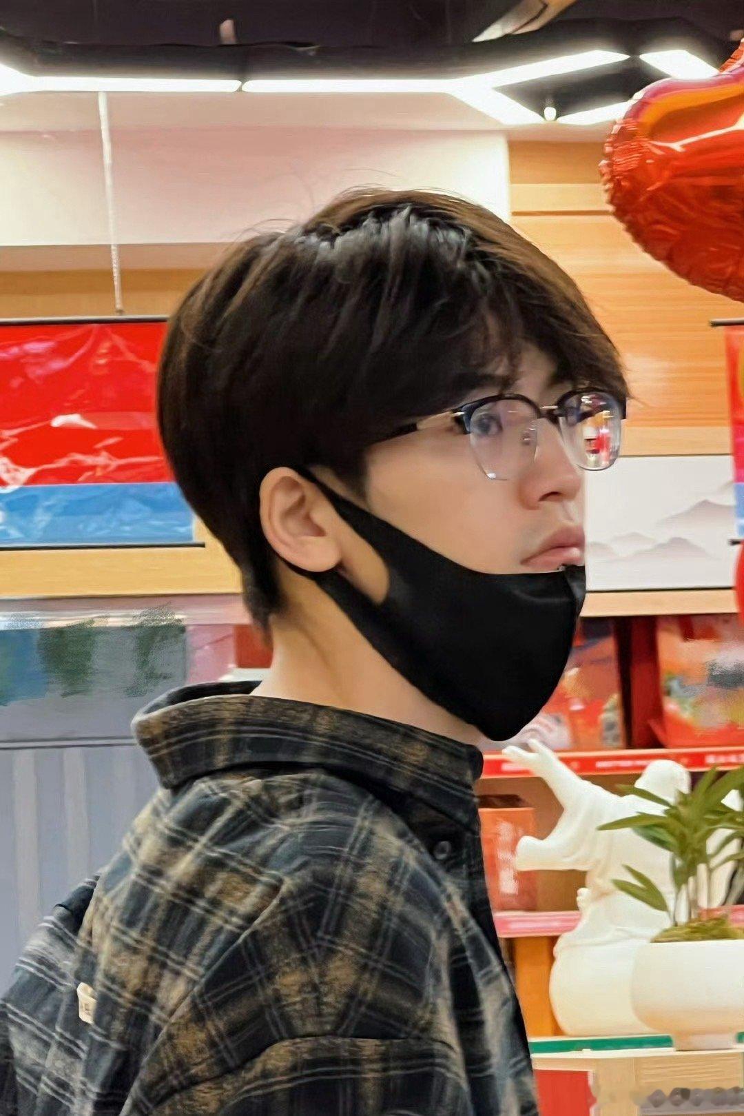 张凌赫素颜，来康康状态如何[吃瓜] ​​​