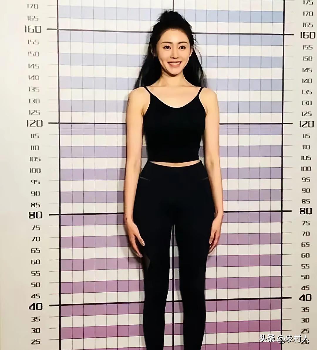 张天爱的真实身高1米65，再穿上鞋的话就能达到1米7。在女性中这应该算是高的了，