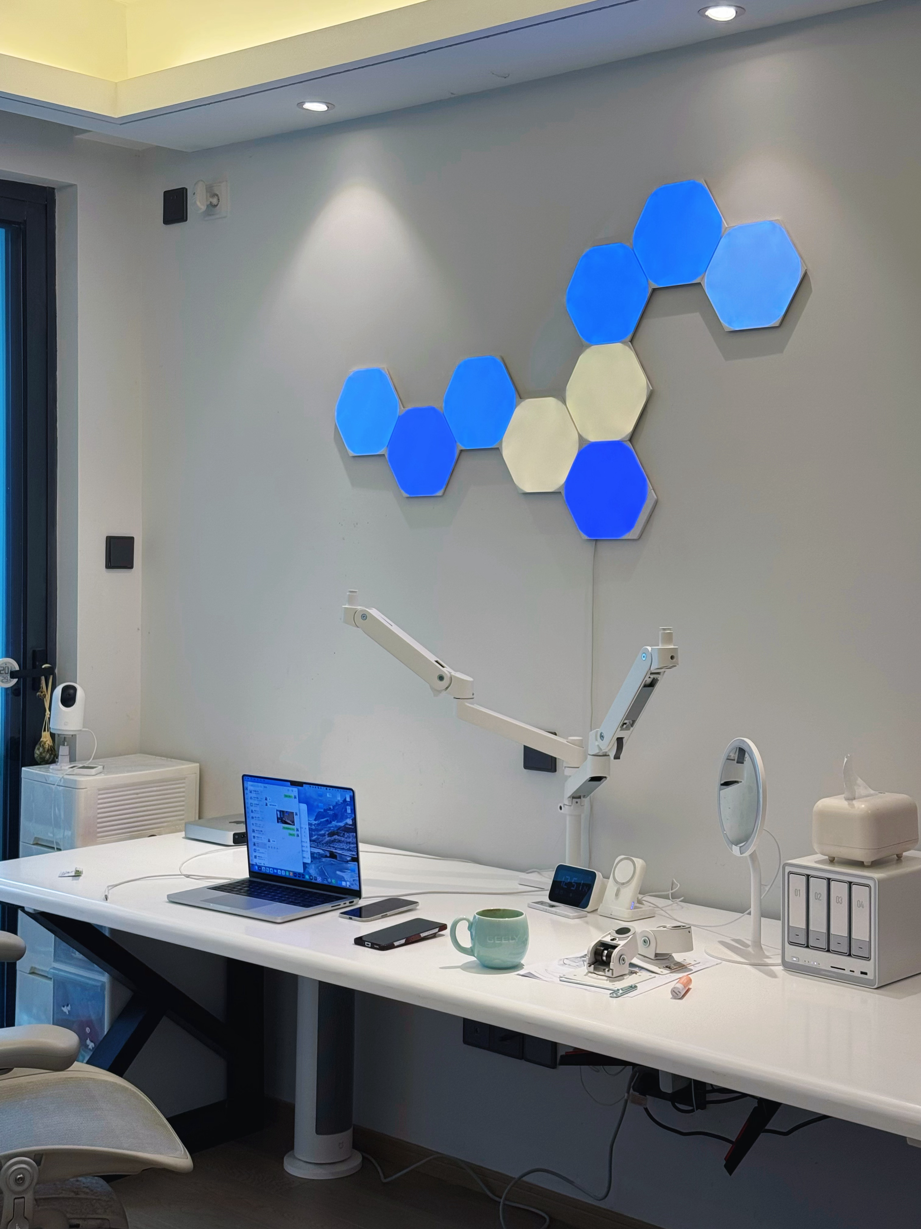 接下来就等我刚买的 apple display 装上架子了我家客厅这个配色真的好