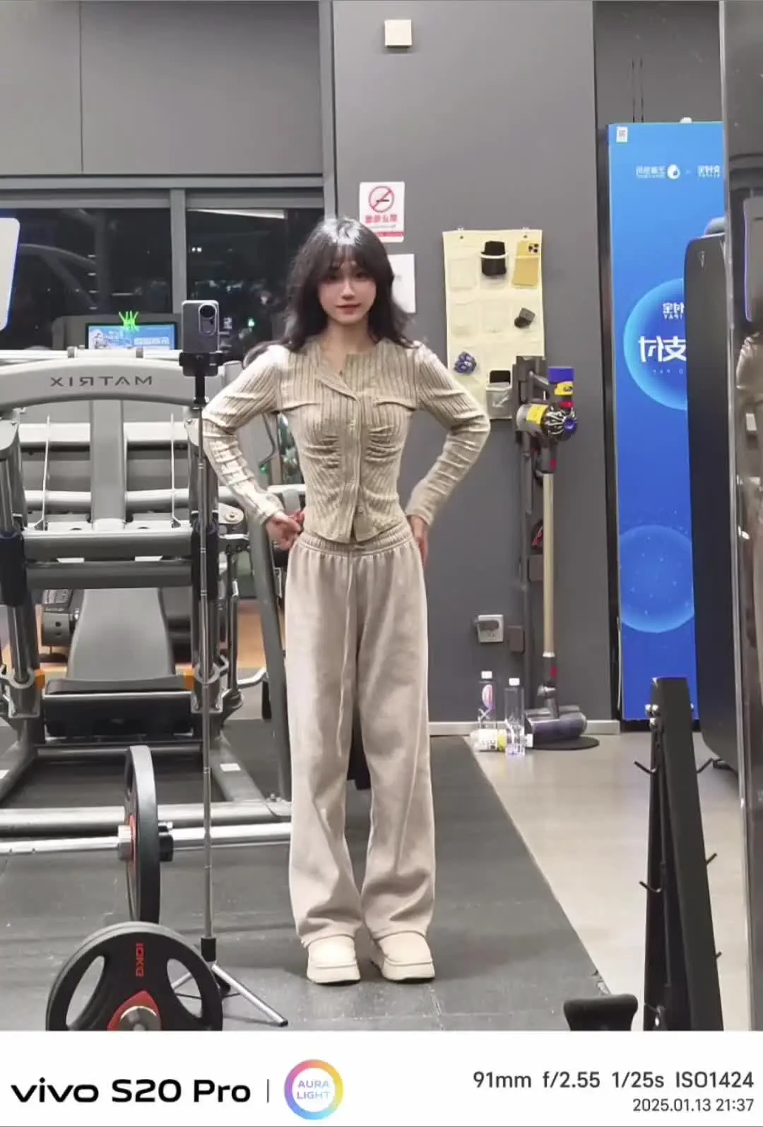 那我问你怎么天黑了 那我问你怎么天黑了。因为蛋姐展背了