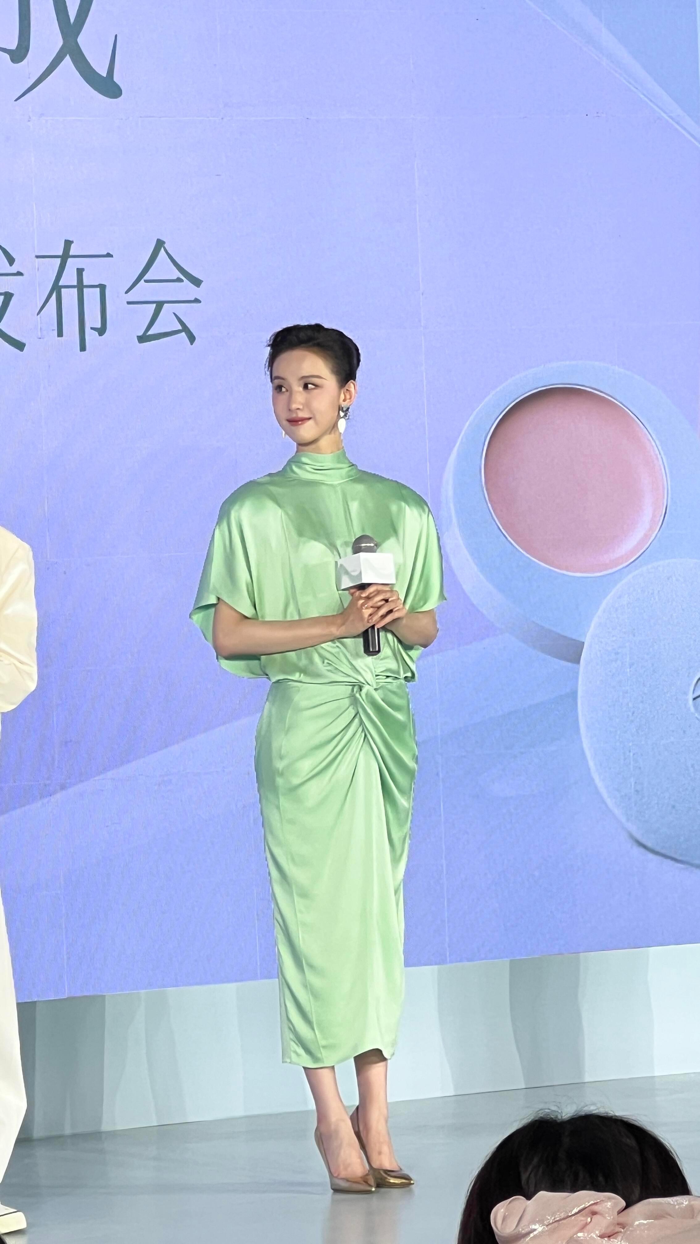 陈都灵太瘦了穿这套衣服不好看 