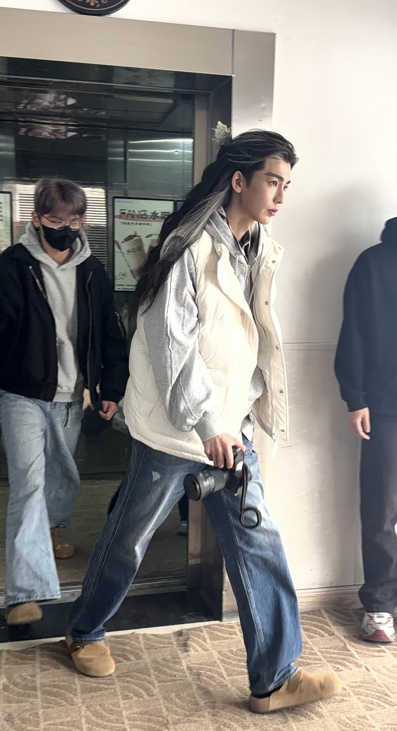 近日，张凌赫拍新戏，进出妆的画面，又是一部古装剧，这造型看着都帅，嘻嘻。

根据