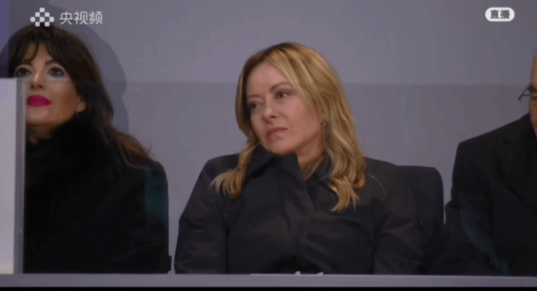 困了？
梅洛尼静静地坐着，左右两位还时不时鼓下掌，而她只是静静地坐着，也不知道在