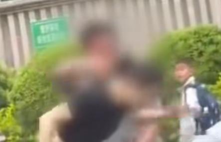 网传“保安与停车女子和好接吻”这也太炸裂了吧近日，福建三明永安市一名女司机与保安