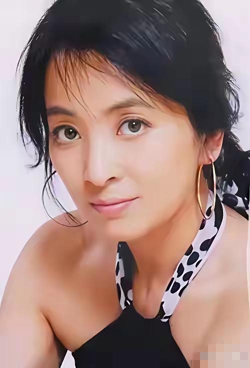 中国内地演员李勤勤，年轻义气做事，称“不嫁中国人”，三段跨国婚姻接连失败，如今6