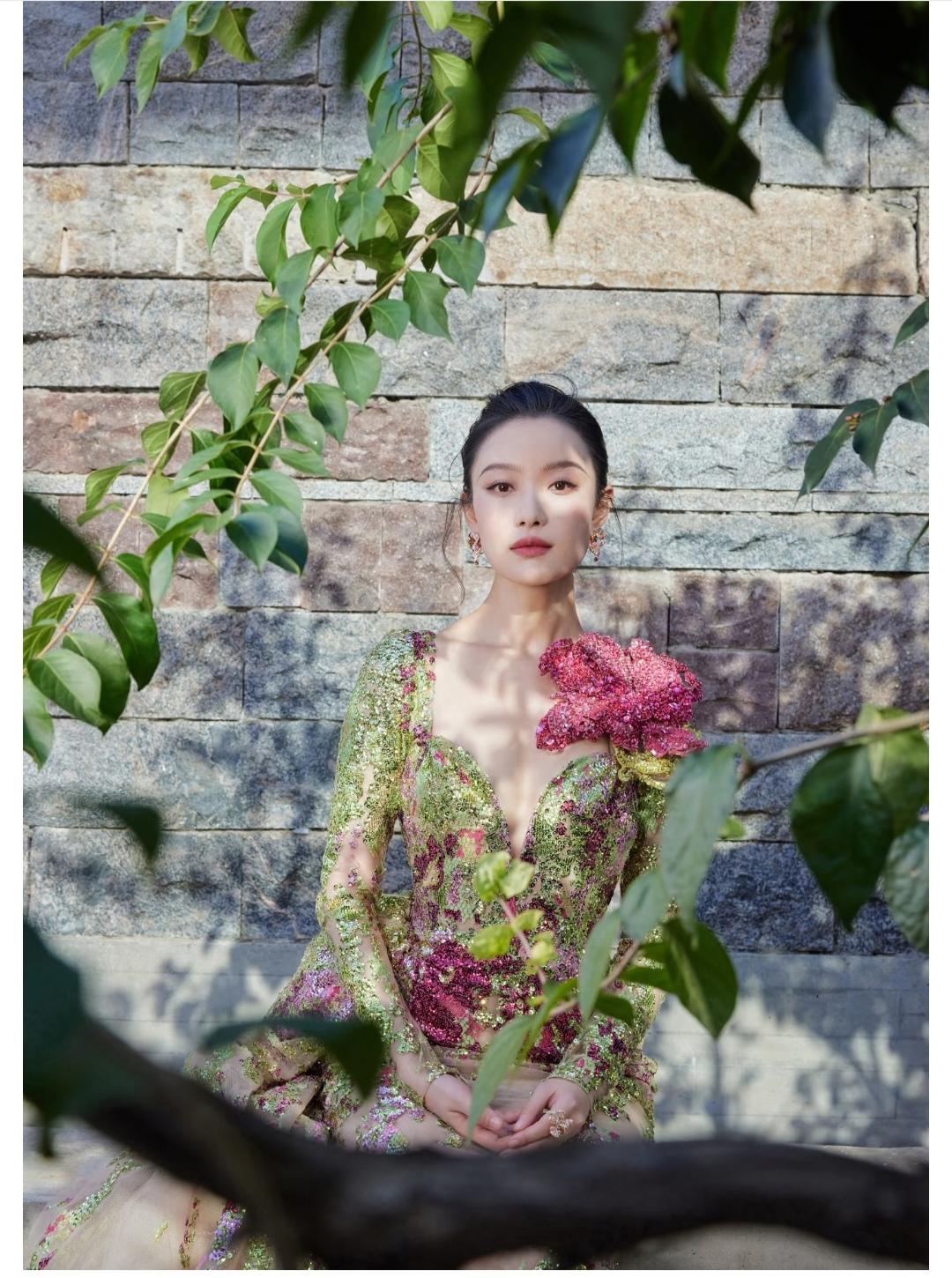 倪妮，优雅如诗，感觉这裙子只有她能穿出这种味道。