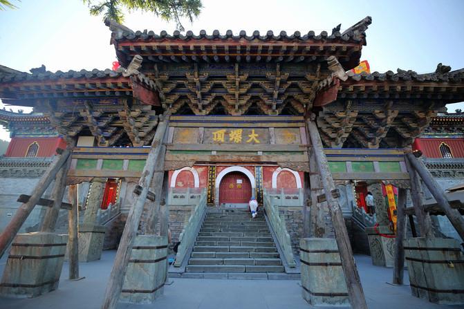 五台山与浙江的普陀山、四川的峨眉山和安徽的九华山并称为中国四大佛教名山。 五台山