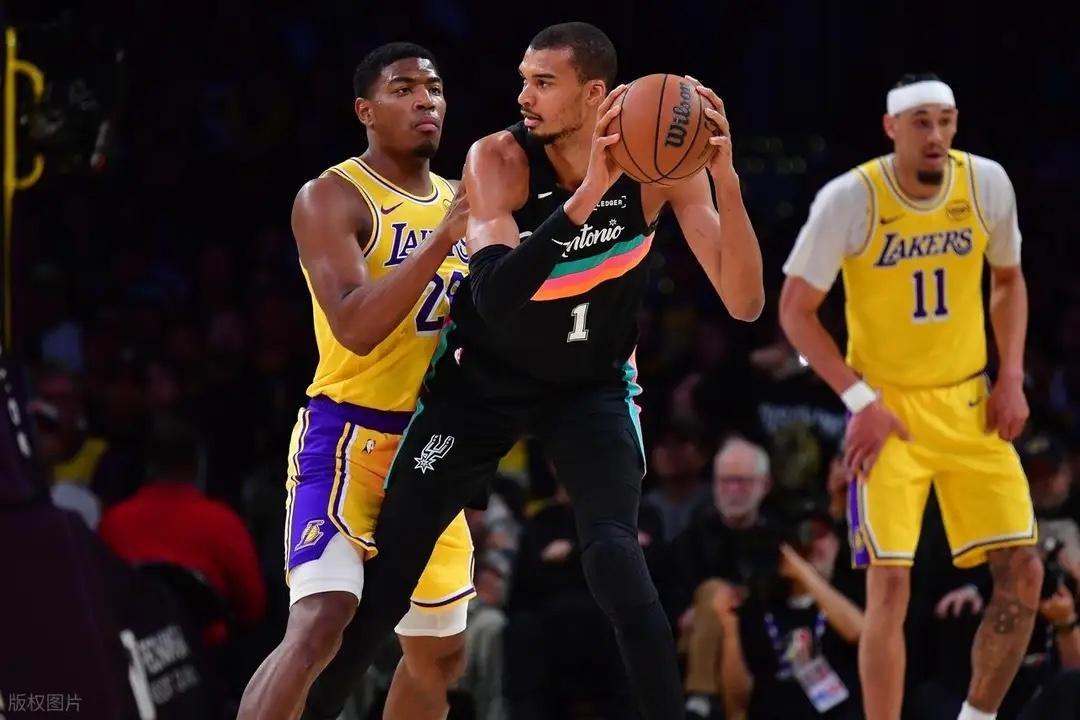 NBA 统治比赛！文班亚马爆发40+12 詹姆斯东契奇缺阵湖人28分惨败马刺文班