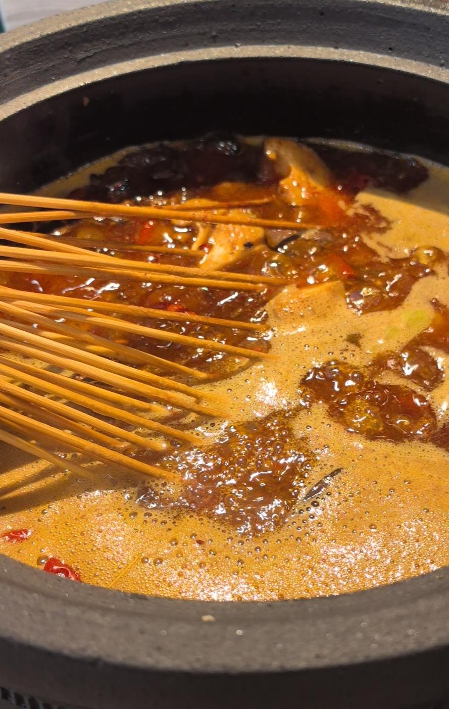 今日美食打卡串串加烤鱼。两家店挨着，凑一桌吃。一家子各取所需。[笑]