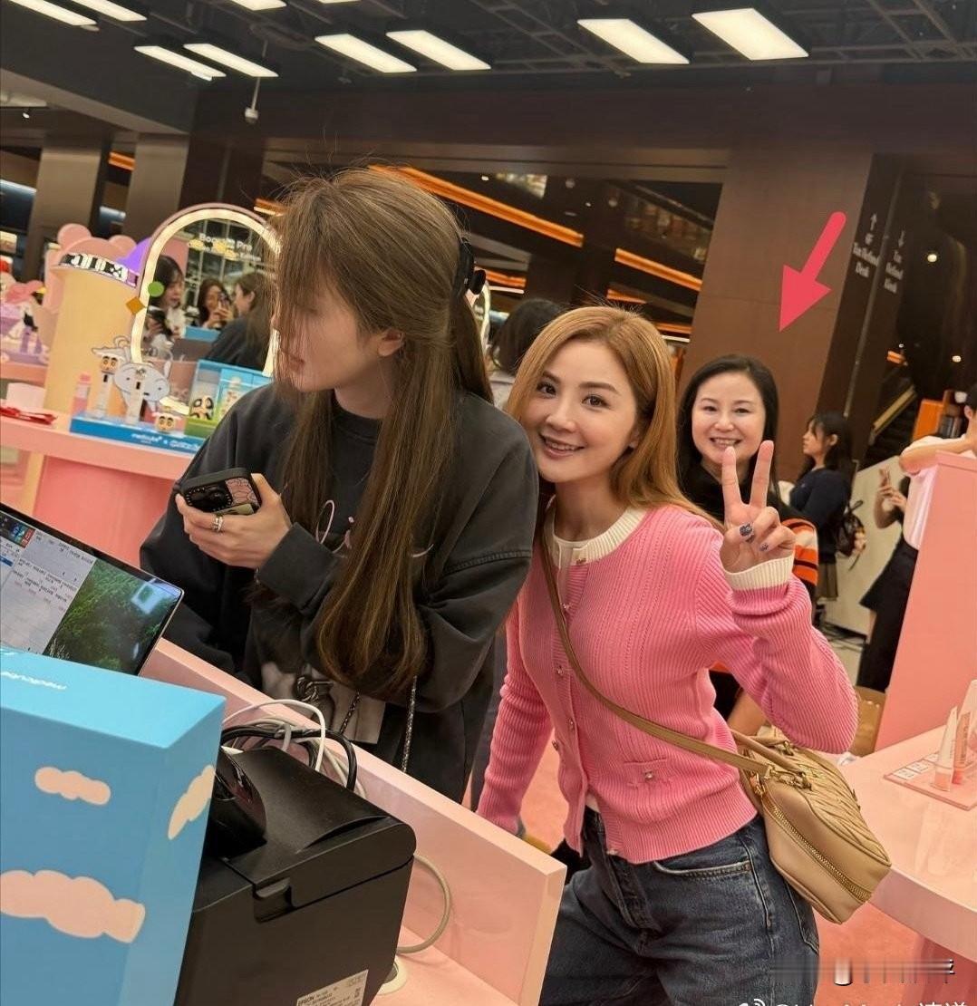 看到蔡卓妍和妈妈的合影，很多人第一反应就是母女俩长得太像了，圆圆的脸蛋和可爱的笑