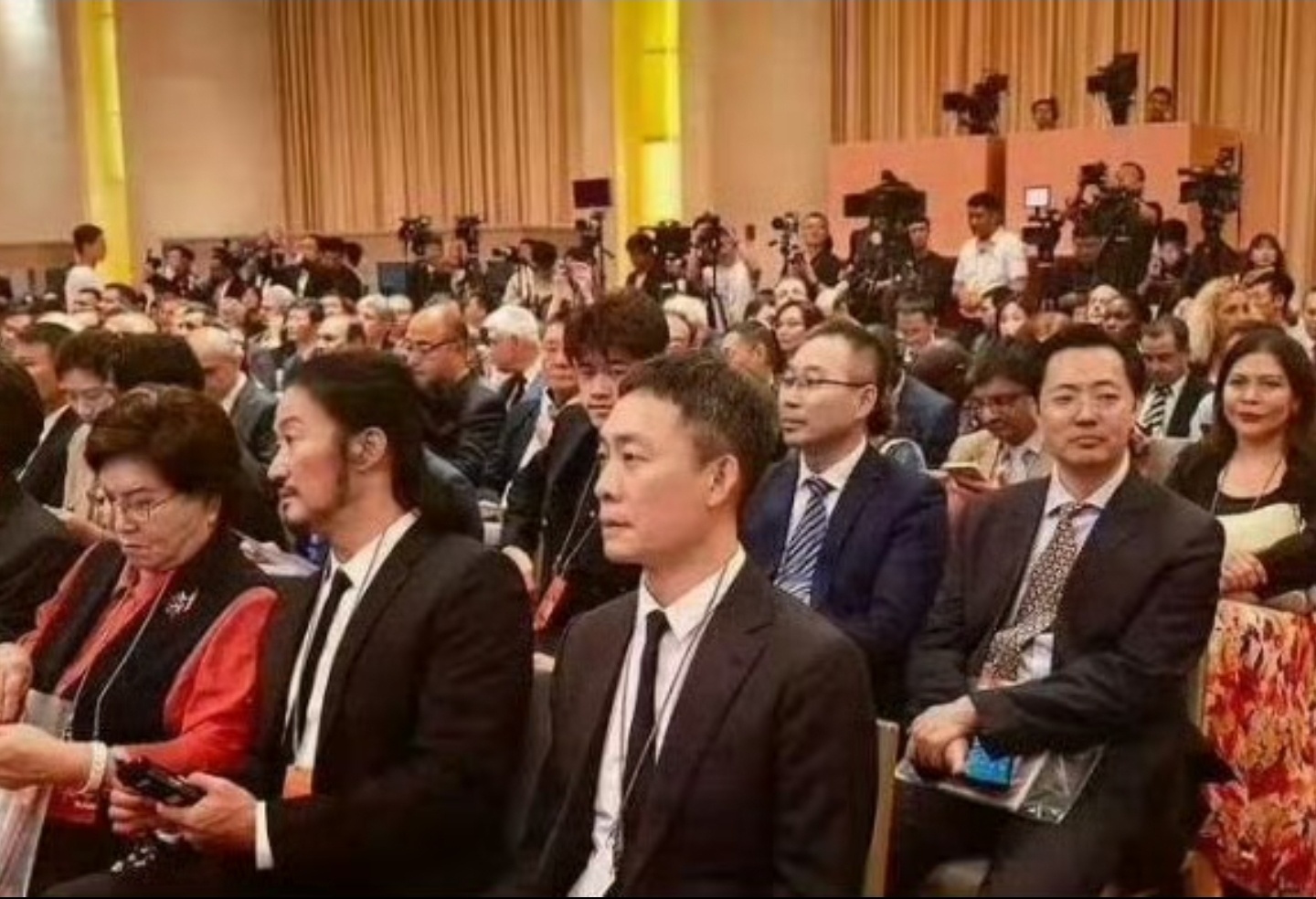 王一博等明星亮相全球文明对话部长级会议开幕式。从阵容上看，有张译，吴京等大牌明星