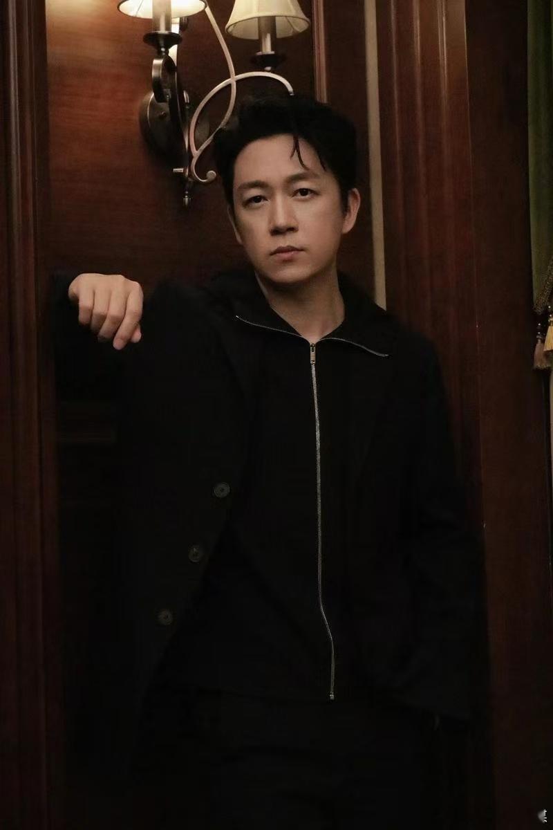 潘粤明对着死人演了好几集黑夜告白 悬疑剧最迷人的就是层层反转和细节伏笔，这部剧把