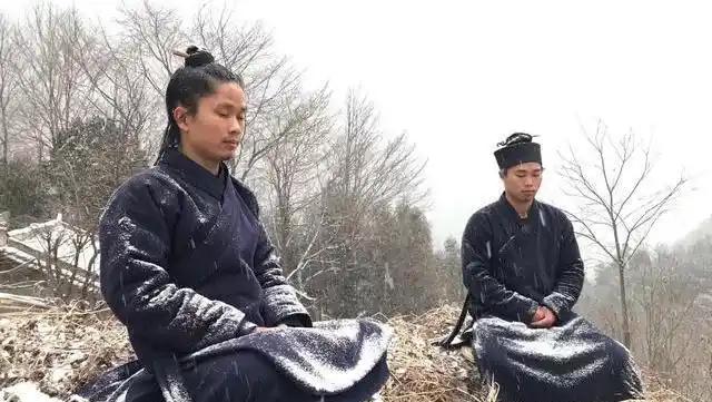 民间一直流传一种说法：清朝剃发易服时，道士享有豁免权。汉人都要剃发留辫，唯独道士