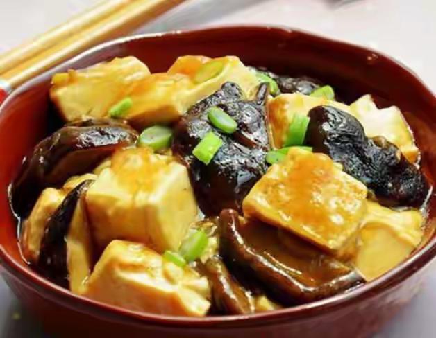 说起家常菜，最让人惦记的还是那些能一口气吃下两碗饭的下饭菜，从小到大，饿的时候一