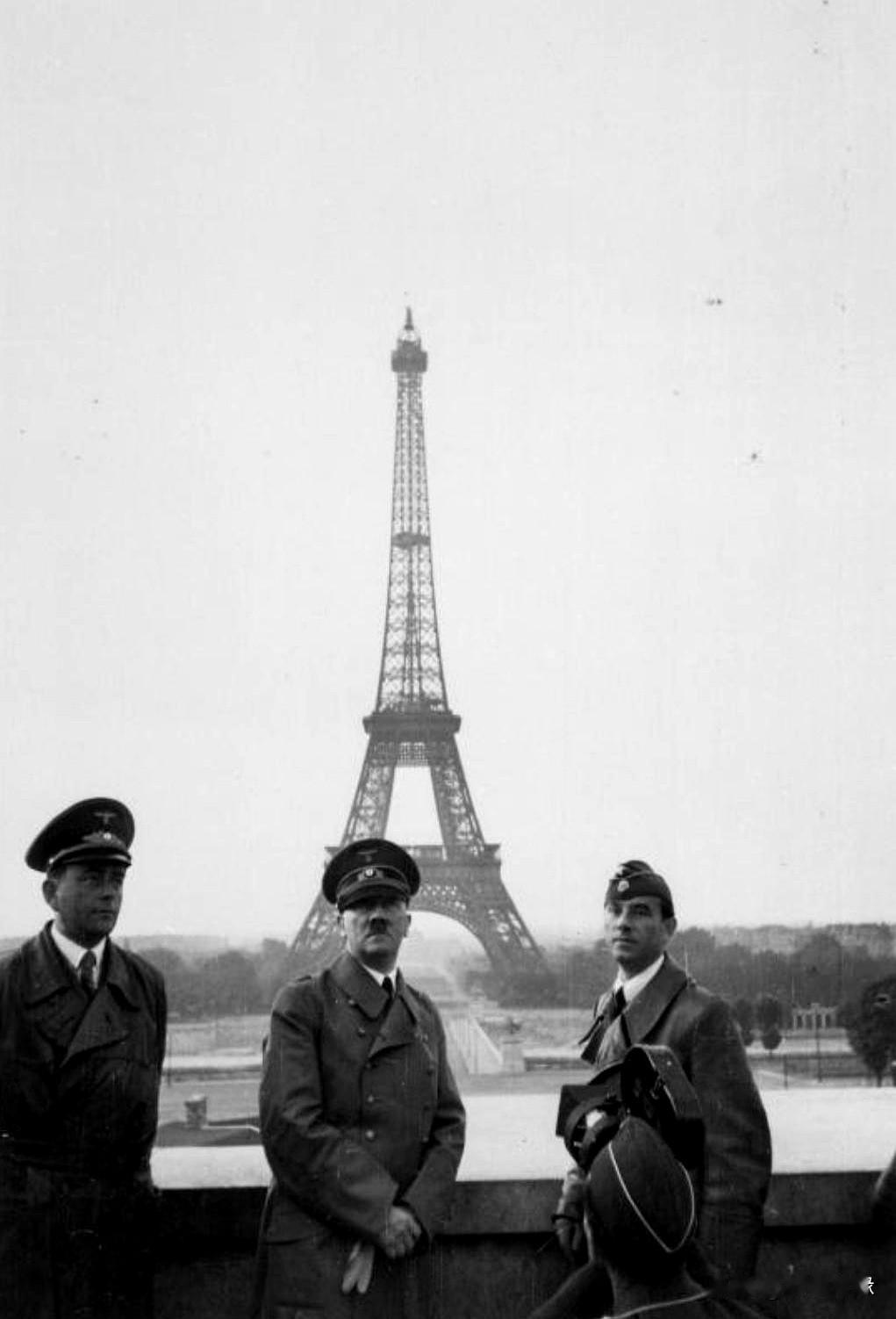 看完这张老照片，真有点恍惚：1940年6月，几位德国人去巴黎自由行，身上还裹着厚