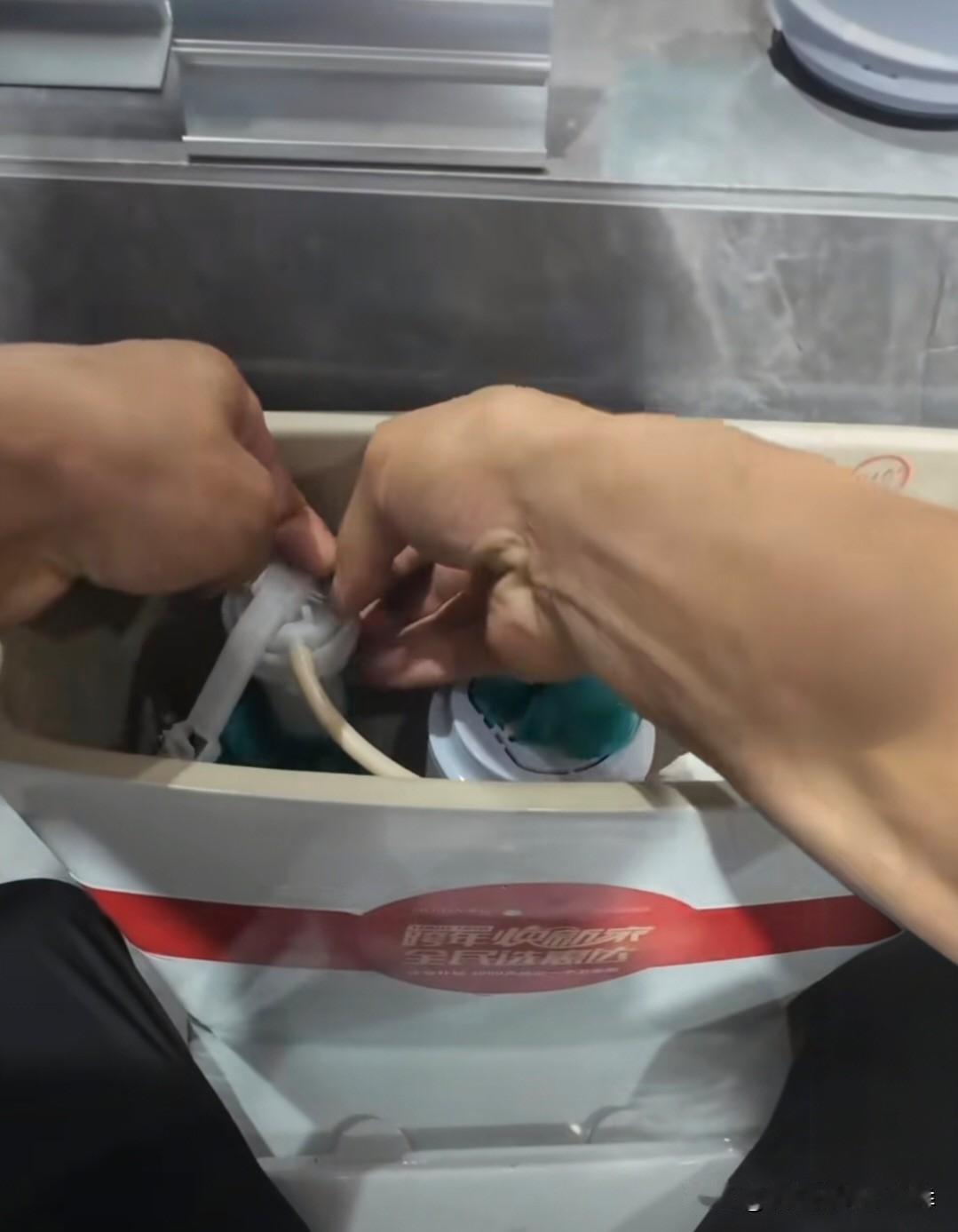 分享我这周有趣的事：马桶已经时好时坏有一周左右了，按完冲水就一直不停制水。今早六