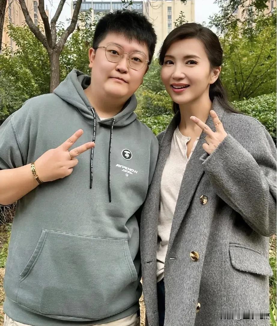 万人迷姐姐陈好气质不凡，虽在家相夫教子多年仍保持演员该有的魅力，脸不胖腰不肥，仍